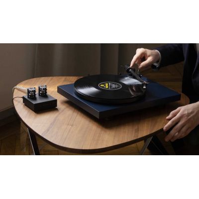 Проигрыватель винила Pro-Ject DEBUT CARBON EVO (2M Red) High Gloss Black
