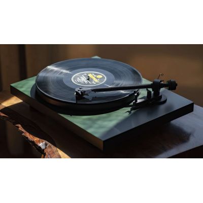 Проигрыватель винила Pro-Ject DEBUT CARBON EVO (2M Red) High Gloss Black